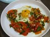 Oeufs sur le plat aux tomates