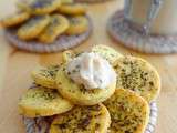 Dip aux haricots blancs, lait de coco et citron, petits sablés aux herbes