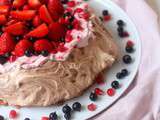 Pavlova aux fruits rouges et au chocolat