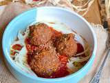 Boulettes végétales d'aubergine, sauce tomate et spaghetti crus de courgette