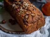 Cake vegan au kaki, raisins, cannelle et noisettes