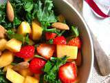 Salade de chou kale, melon, fraises et amandes