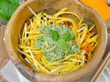 Spaghetti crus de courgettes jaunes au pesto