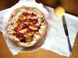 Tarte rustique aux deux pêches et fraises du jardin