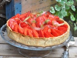 Tarte aux fraises, confit de rhubarbe et sablé épeautre-noisette