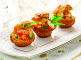 Petits choux à la crème de saumon, crevettes et avocat