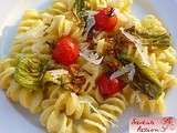 Pasta à la crème de courgette safranée, fleurs et tomates cerises