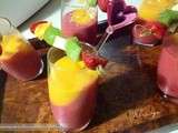 Smoothies fraises et mangue avec sa brochette de fruits