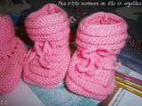 Petits chaussons layette roses ou bleu tricotés main au point de godron