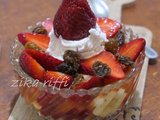 Bowl fraises bananes- raisins secs et chantilly- petit dejeuner et dessert