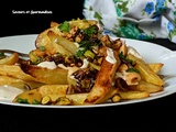 Frites au four avec yogourt tahini et fruits secs fumés-sucrés d'Ottolenghi