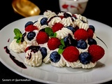 Pavlova aux framboises et myrtilles