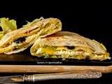 Quesadillas garnie d’omelette tomate fromage et olives noires