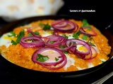 Shakshuka de patate douce avec beurre de sriracha et oignons marinés. Sweet potato shakshuka with sriracha butter and pickled onions