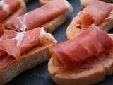 Tapas de jambon y pan con tomate