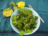 Salade de brocolis et petits pois accompagnée d’un guacamole