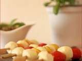 Brochettes de tomates mozzarella au pesto de basilic