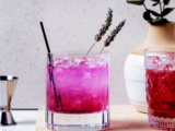 Pourquoi ce cocktail au gin et à la lavande est la boisson avec laquelle les célébrités portent un toast ce printemps