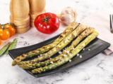 S « Asperges grillées au parmesan et zesté de citron » que tout le monde copie des chefs parisiens