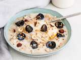 Semoule au lait en porridge avec ses fruits de saison