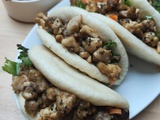 Pain bao au poulet caramélisé