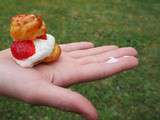 Petits choux sans beurre, mais à la chantilly et aux fraises (ou aux framboises !)