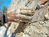 Comment appliquer l’enduit chaux : techniques et conseils pour une finition durable et naturelle