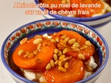 Abricots rôtis au miel de lavande sur un lit de chèvre frais