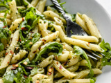 Salade de pâtes au pesto et roquette