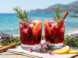 Boisson glacée à l'hibiscus, au romarin, au citron + miel et à la cannelle