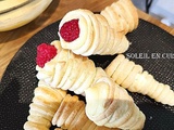 Cannoncini - Cônes feuilletés à la crème pâtissière avec des framboises