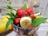 Coupe de fruits de saison avec de la confiture et du confit de génépi