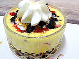 Coupelle de crème anglaise avec des fruits