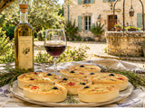 Mini quiches chèvre, tomates, poivron, ail, piment & olives noires