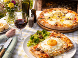 Pizza royale au feu de bois