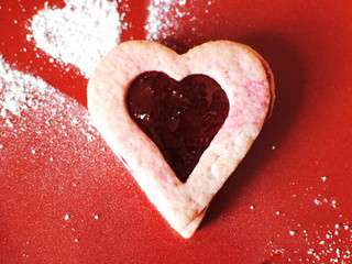 Biscuits de Saint-Valentin à la fleur d’oranger et confiture cerises griottes