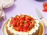 Gâteau aux pistaches, fraises et chantilly