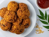 Boulettes de lentilles aux fines herbes, sauce yaourt, vegétarien (Inde)