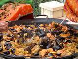 Paella  aux crevettes, moules, saumon, chorizo