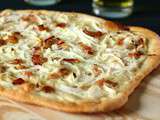 Tarte flambée flammekueche aux oignons et lardons (Alsace, France, Allemagne)