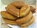 Beignets au fromage frais avec des fanes d'oignons nouveaux (Pateuri ou Pirojki)