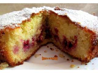 Gâteau à la crème fraîche, aux framboises et citron vert