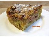 Gâteau streusel pistache, fraise et rhubarbe - Recette en vidéo