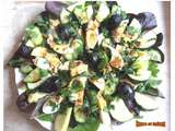 Salade aux jeunes pousses, concombre, courgette et oeufs