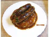 Saucisses en sauce avec de la purée