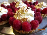 Tartelettes amandines aux framboises avec de la chantilly