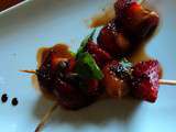 Brochettes melon fraises au caramel balsamique