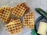 Gaufre au fromage, courgette et jambon : un en-cas sain