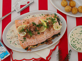Rôti de saumon farci aux épinards, sauce crémeuse aux crevettes