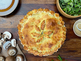 Tourte aux champignons et pâte pressée non cuite